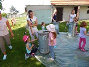 Společné odpoledne rodičů a dětí - natírání popelnic